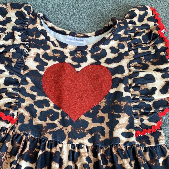 Leopard print ruffle dress with red heart - Picture 2 of 4